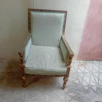 چهار عدد صندلی تک‌نفره مبلی و میز جلو مبلی