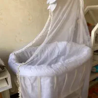 تخت و گهواره کنار مادر