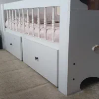 تخت کنار مادر وکمد بچه