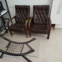 سه عدد صندلی و یک میز