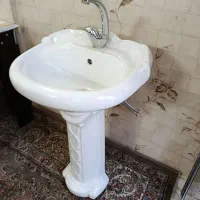 روشویی همراه با شیر آب