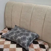 تخت خواب به همراه نشک میز تحریر و صندلی