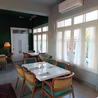 آشپز و باریستا و حسابدار