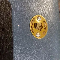 چمدان انگلیسی قدیمی مربوط به جنگ جهانی  اول|کلکسیون اشیاء عتیقه|همدان, |دیوار