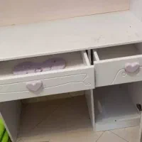 میز تحریر و کتابخانه