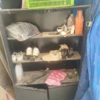 دو عدد جاکفشی  و یک قالی 3 در 4  وتعدادی میز