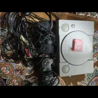 سونی یک با تعدادی سی دی بازی