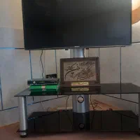 میزتلویزیون شیشه ای با پایه