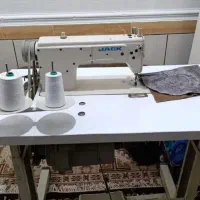 وخانم و ردست کارگاه خیاطی