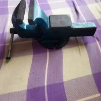 گیره آهنی فولادی و میز کار