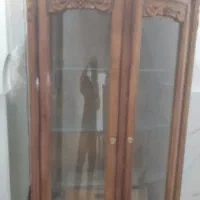 ویترین شیشه ای و میز تحریر