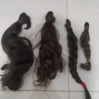 تعدادی موی طبیعی سالم بدون رنگ و دکلره