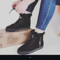 کتانی ونیم ساق نو به قیمت عمده بدلیل جم کردن مغازه