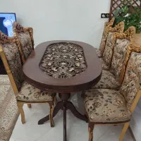 میز ناهار خوردیم با ۶ عدد صندلی