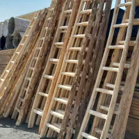 نردبان چوبی بتن ریزی ستون‌ها تحمل وزن ۶۰۰کیلو