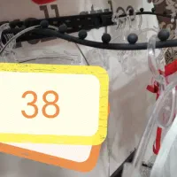 میز پیشخوان و پارتیشن و اتاق پرو و مانکن تاج دار