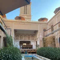 نیرو خانم یا آقا در آشپزخانه کافه رستوران ناردون
