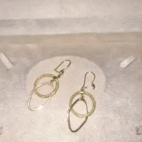 مقداری طلا وجواهرات
