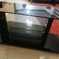 یه میز تلوزیون شیشیه  کارکرده