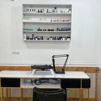میز ناخون و شلف و صندلی مشتری