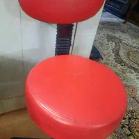 یک عدد صندلی چرخ دار تمیز