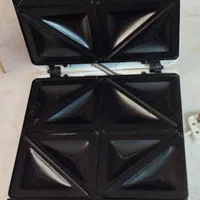 یک عدد ساندویچ ساز و یک عدد کیک پز