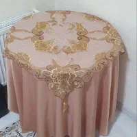 میز گرد همراه رومیزی