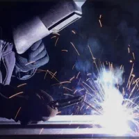 کارگر جوشکار و تراشکار