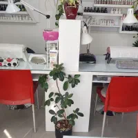 میز ناخنکار همراه با شلف