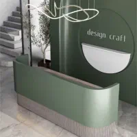 شاگرد نیروی کار جوان با شخصیت