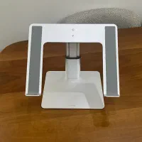 استند و پایه ی نگهدارنده ی لپ تاپ