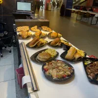 آشپز ماهر فست فود و کارگر ساده