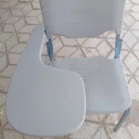 تعدادی صندلی دسته دار