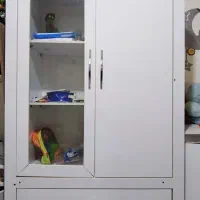 کمد جا لباسی و کتاب و کودک