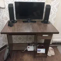 میز تحریر و کامپیوتر