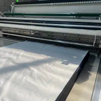 کارگرساده وسط کار بسته بند