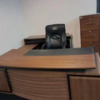 تعدادی میز مدیریت و منشی