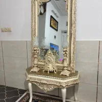 اینه و کنسول و دو شمع دان و ساعت