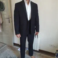 تعدادی لباس مردانه زنانه کت و شلوار کاپشن