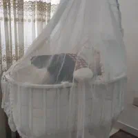 تخت کنار مادر