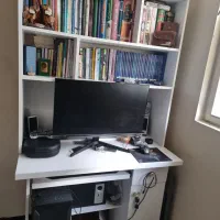 میز کامپیوتر و کتابخانه