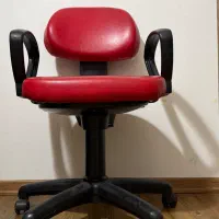 صندلی اداری و کامپیوتر