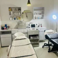 فروش تعدادی لوازم آرایشگاه تخت جداکننده میز صندلی|آرایشگاه و سالنهای زیبایی|گنبد کاووس, |دیوار