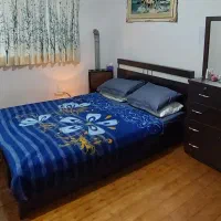 تخت تک نفره و دو نفره و میز ناهارخوری ۴ نفره