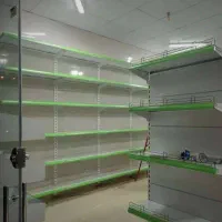 قفسه با لیبل سبز رنگ