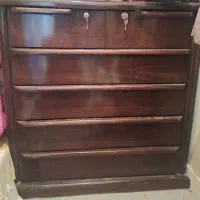 دراور با آینه قدی