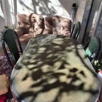 میز ۴ نفری بزرگ همراه دو عدد مبل راحتی