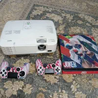 فروش یک دستگاه PS4 به همراه یه ویدیو پرژکتور