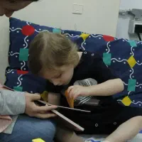 پرستار کودک و یک فروشنده زن جداگانه