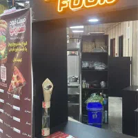 کارگر وارد به فستفود